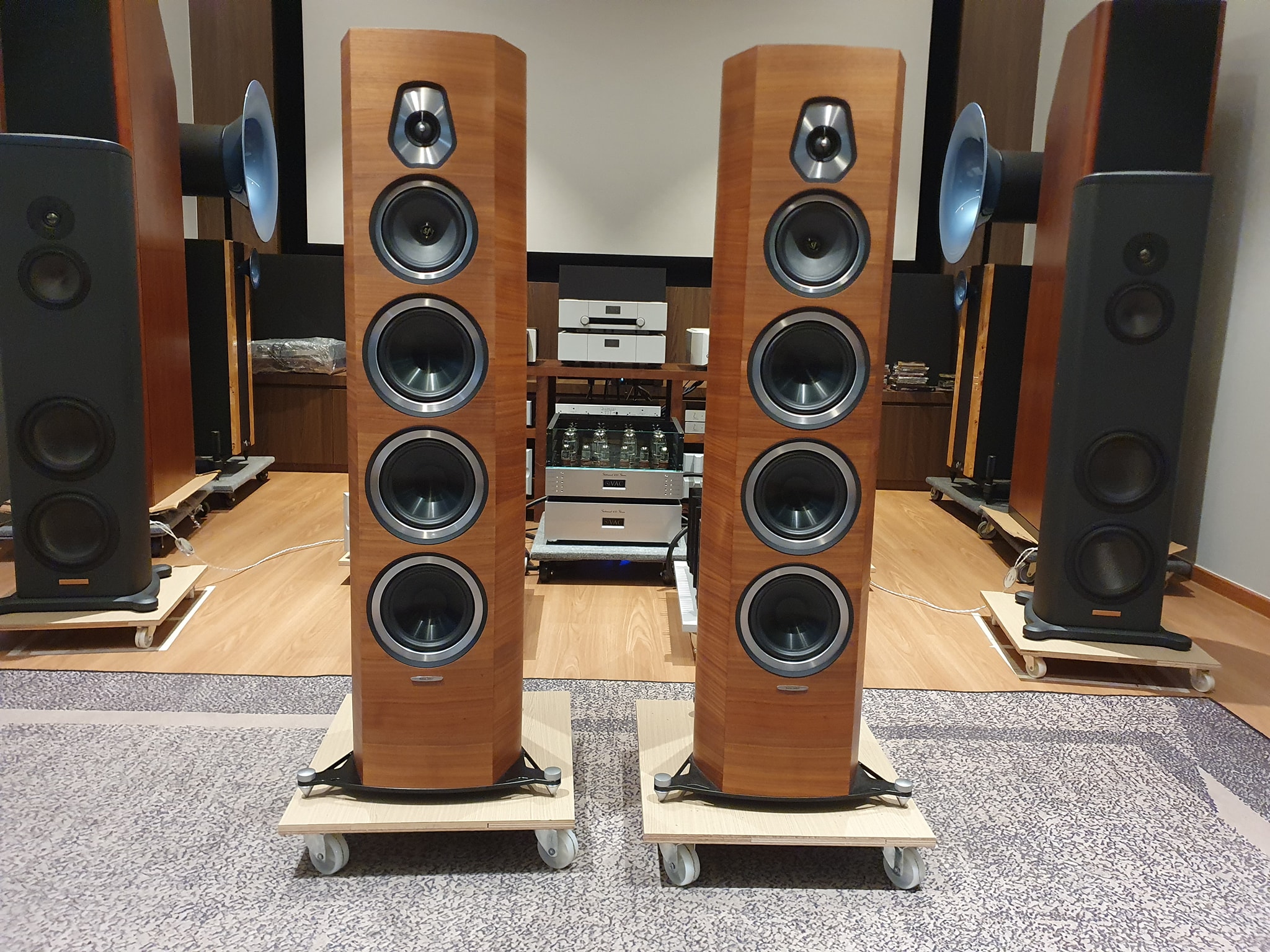 Silverline Audio SR15 　米国ペア1800$　検 B&W B&W/スピーカー/704 S3 ペアのご紹介です。